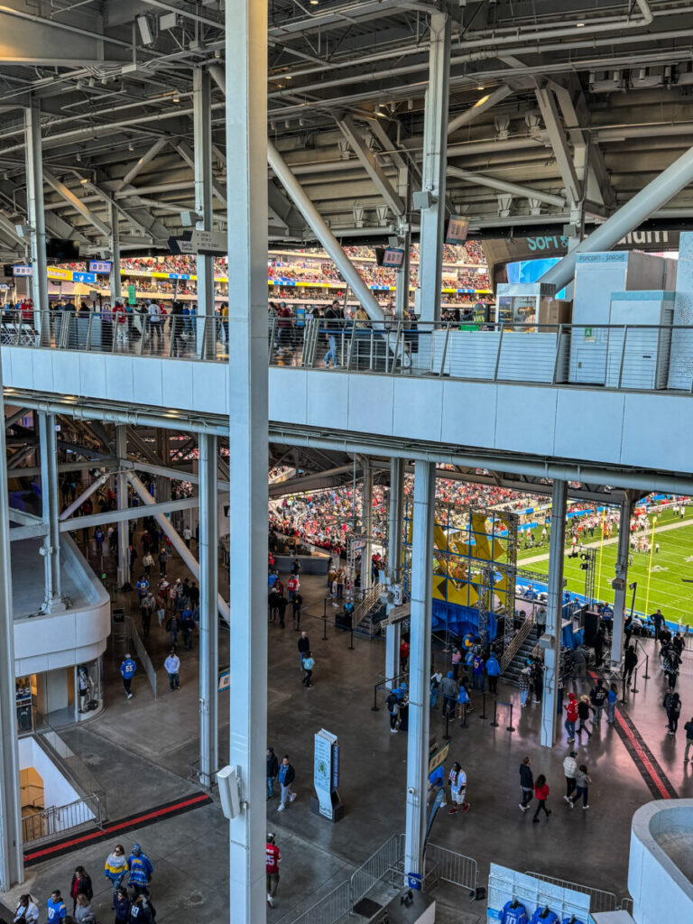 Dieses Bild zeigt das SoFi Stadium Los Angeles von innen bei einem Spiel der Chargers