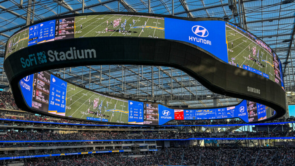 Dieses Bild zeigt die Anzeigetafel des SoFi Stadium Los Angeles von innen bei einem Spiel der Chargers