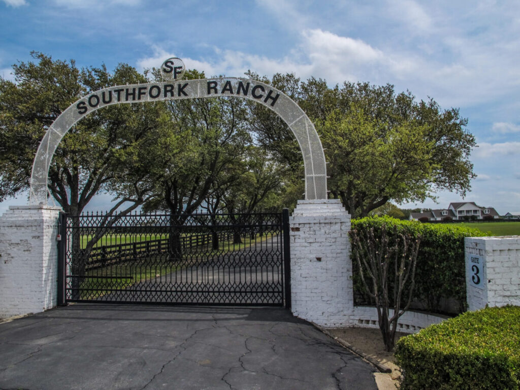 Dieses Bild zeigt die Southfork Ranch in der Nähe von Dallas, Texas