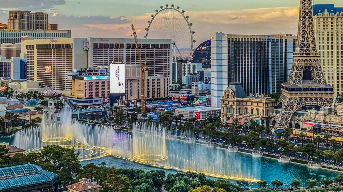 Dieses Bild zeigt den Ausblick vom Balkon eines Terrace Studio Fountain View im The Cosmopolitan Hotel in Las Vegas