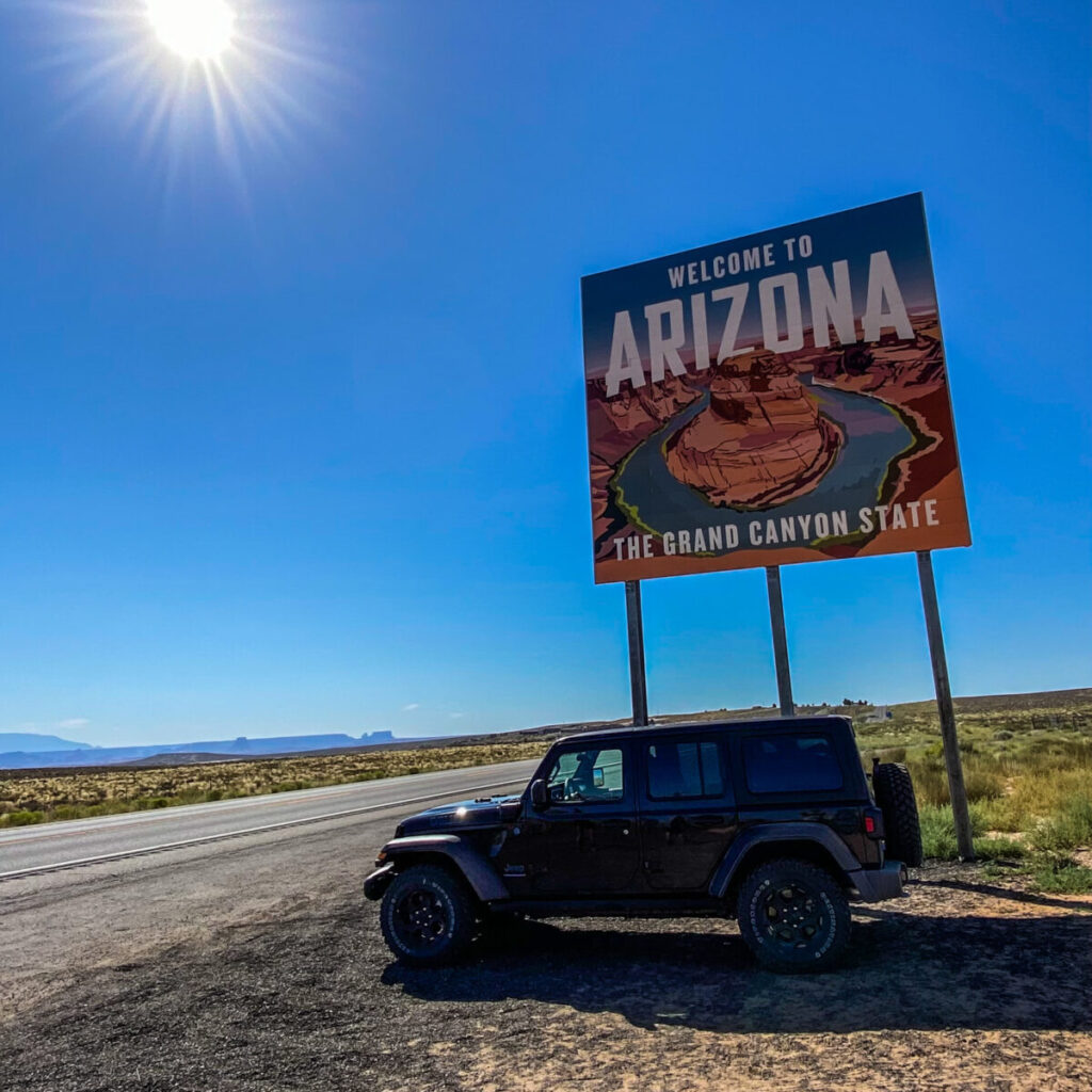Dieses Bild zeigt das Arizona Welcome Schild am Highway 89 am Lake Powell in der Nähe von Page, Arizona