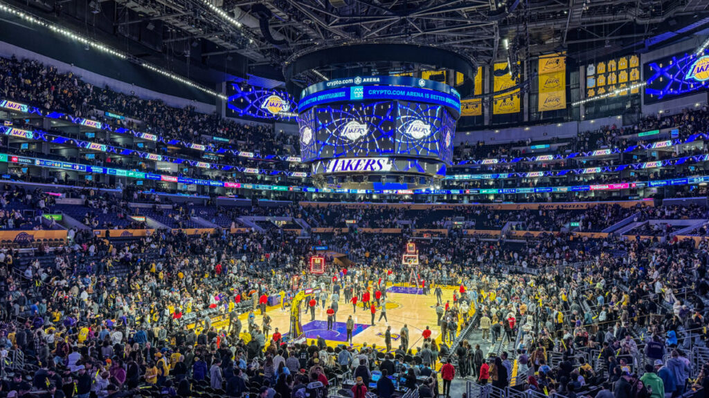 Dieses Bild zeigt die crypto.com Arena in Los Angeles von innen bei einem Spiel der Los Angeles Lakers