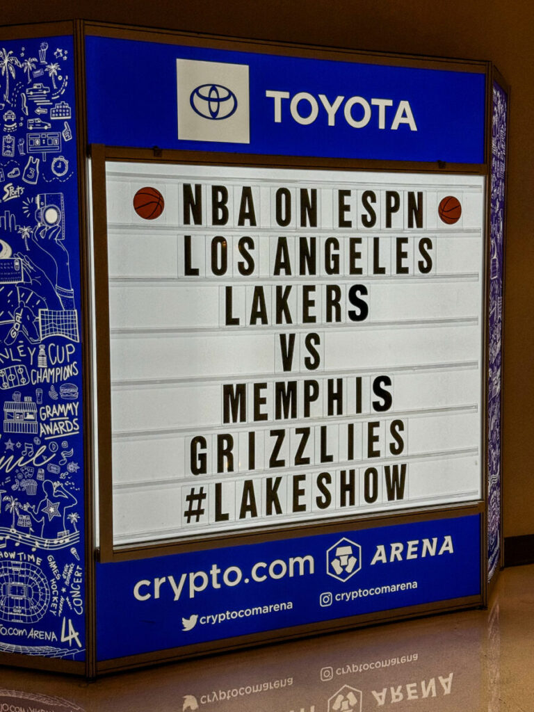 Dieses Bild zeigt die crypto.com Arena in Los Angeles von innen bei einem Spiel der Los Angeles Lakers
