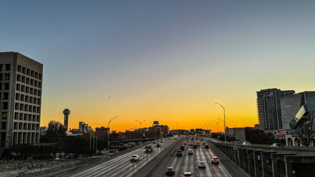 Dieses Bild zeigt einen Freeway in Dallas, Texas