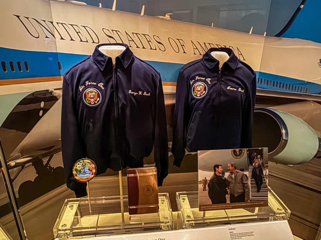 Dieses Bild zeigt die Ausstellung im George W. Bush Presidential Center in Dallas, Texas