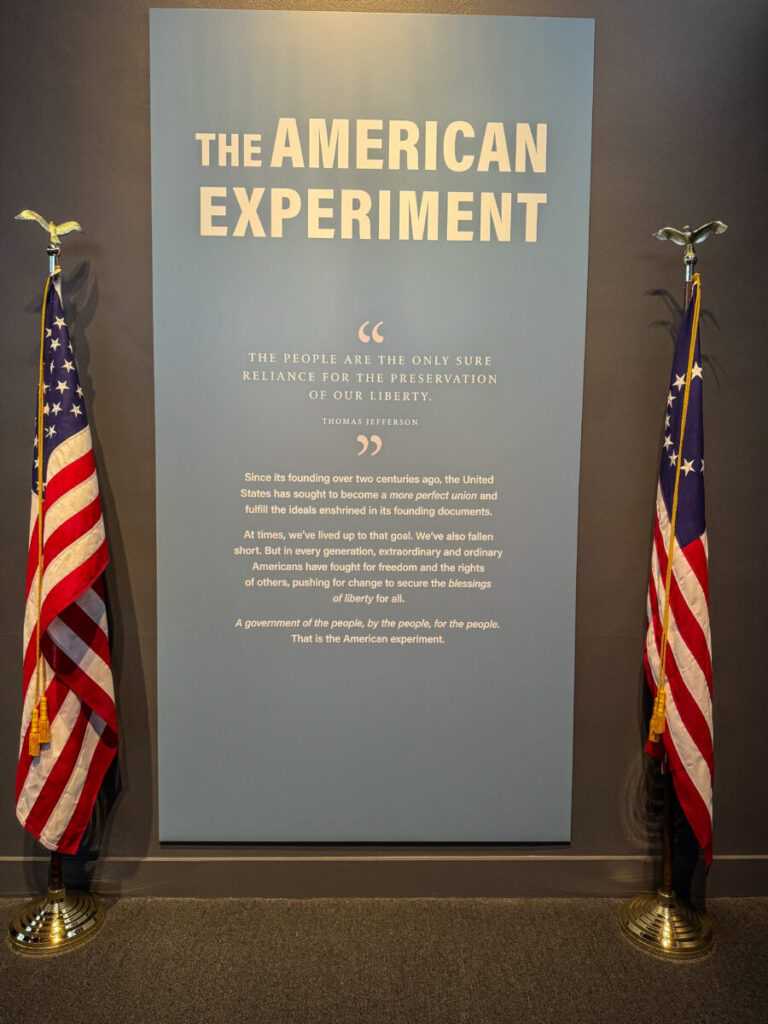 Dieses Bild zeigt die Ausstellung im George W. Bush Presidential Center in Dallas, Texas