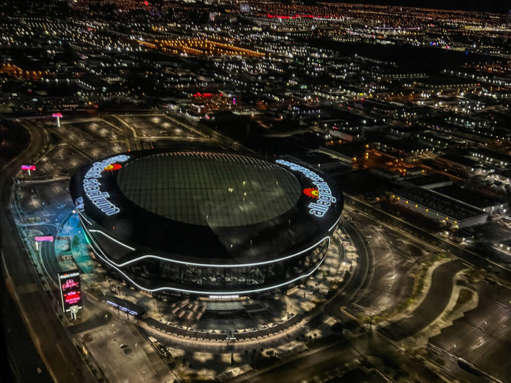 Dieses Bild zeigt das Allegiant Stadium aus der Vogelperspektive beim Helikopterflug Las Vegas Strip