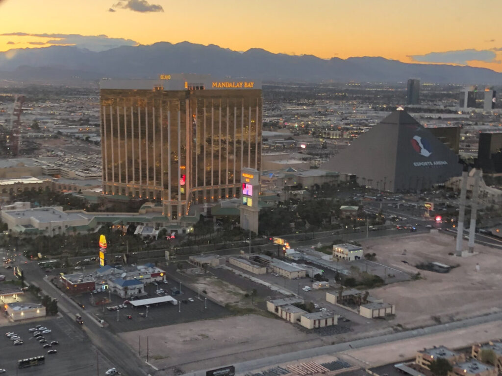 Dieses Bild zeigt den Las Vegas Boulevard aus der Vogelperspektive beim Helikopterflug Las Vegas Strip