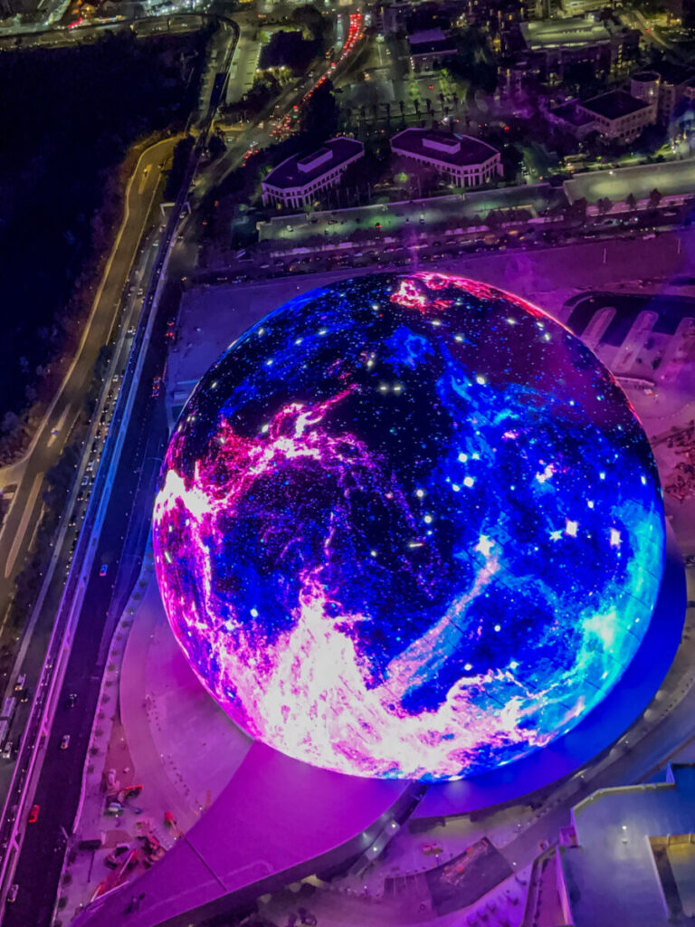 Dieses Bild zeigt den Las Vegas Boulevard und das Sphere aus der Vogelperspektive beim Helikopterflug Las Vegas Strip