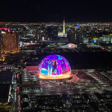 Dieses Bild zeigt das Sphere und den Stratosphere Tower aus der Vogelperspektive beim Helikopterflug Las Vegas Strip