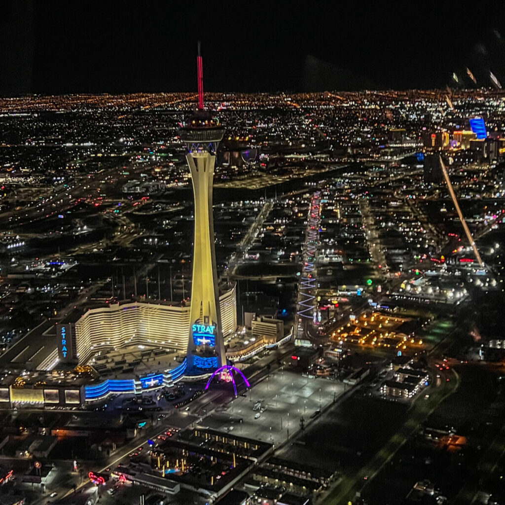 Dieses Bild zeigt den Las Vegas Boulevard  und den Stratosphere Tower aus der Vogelperspektive beim Helikopterflug Las Vegas Strip