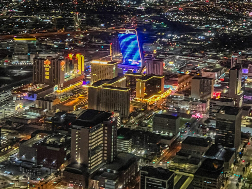 Dieses Bild zeigt Downtown Las Vegas aus der Vogelperspektive beim Helikopterflug Las Vegas Strip