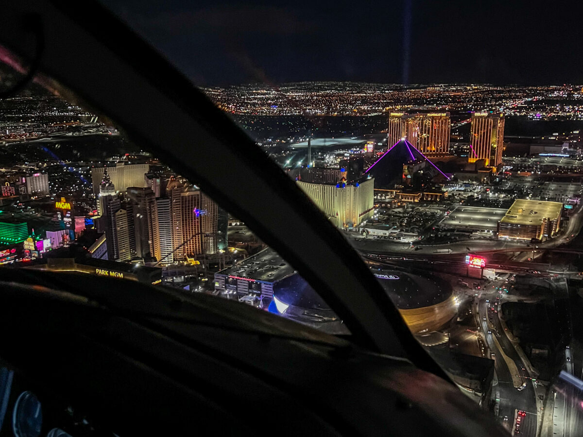 Dieses Bild zeigt den Las Vegas Boulevard aus der Vogelperspektive beim Helikopterflug Las Vegas Strip