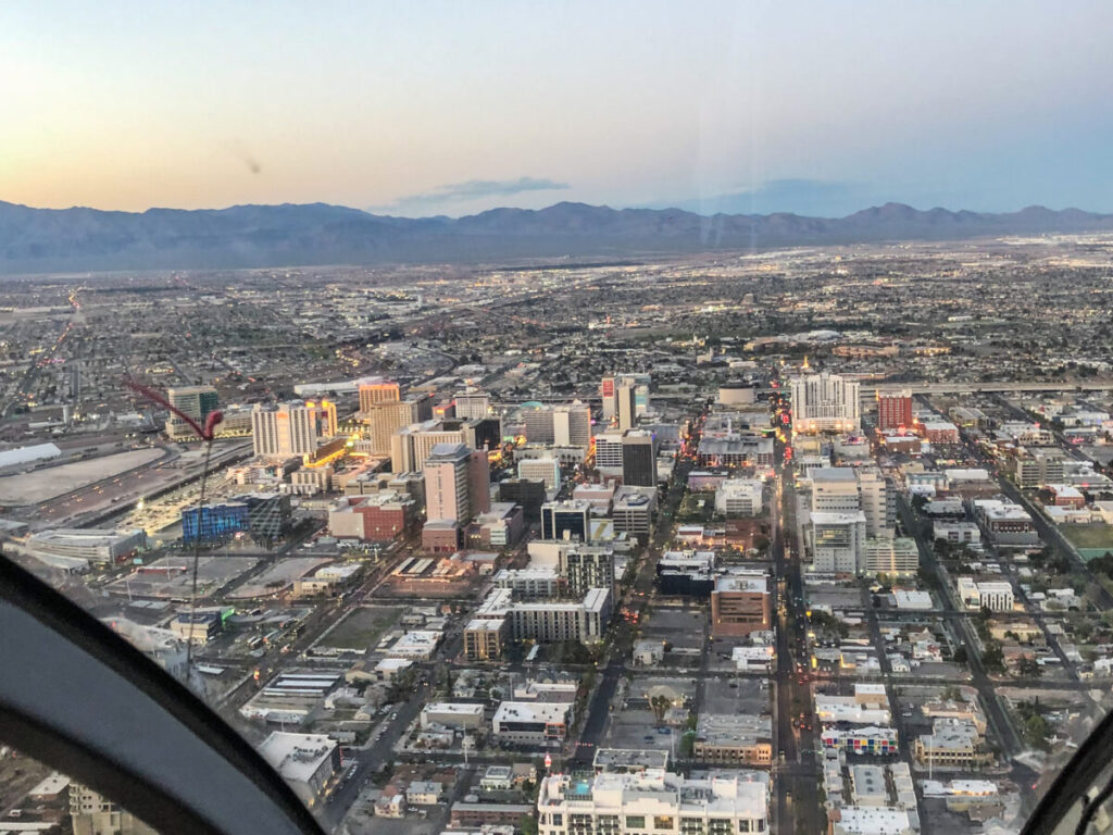 Dieses Bild zeigt Downtown Las Vegas aus der Vogelperspektive beim Helikopterflug Las Vegas Strip