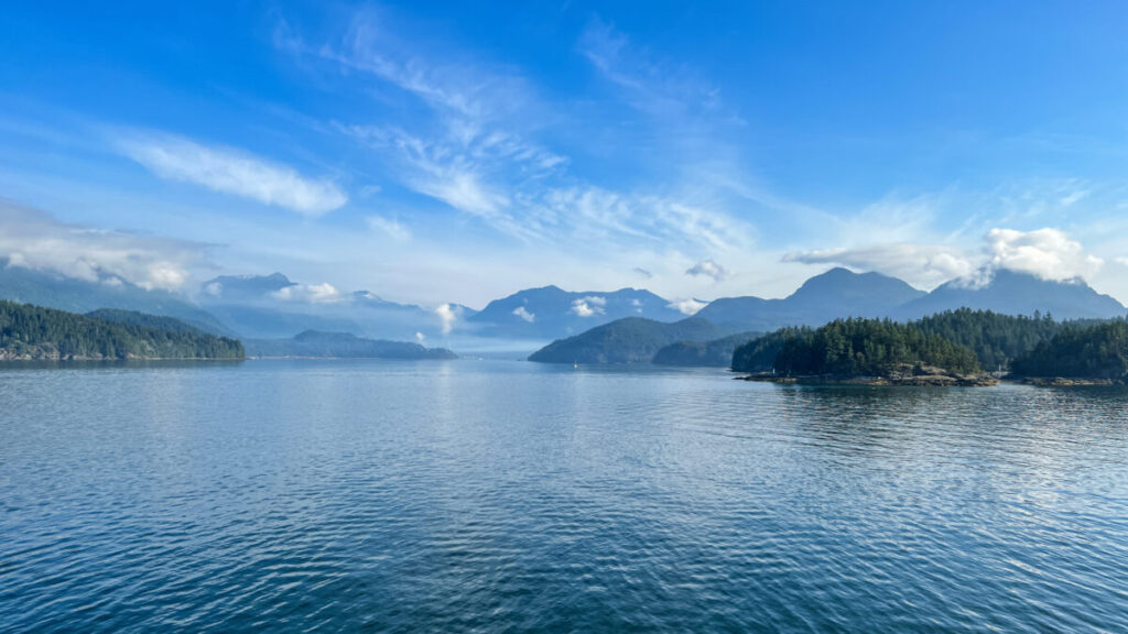 Dieses Bild zeigt die Fährfahrt von Vancouver an die Sunshine Coast durch den Howe Sound