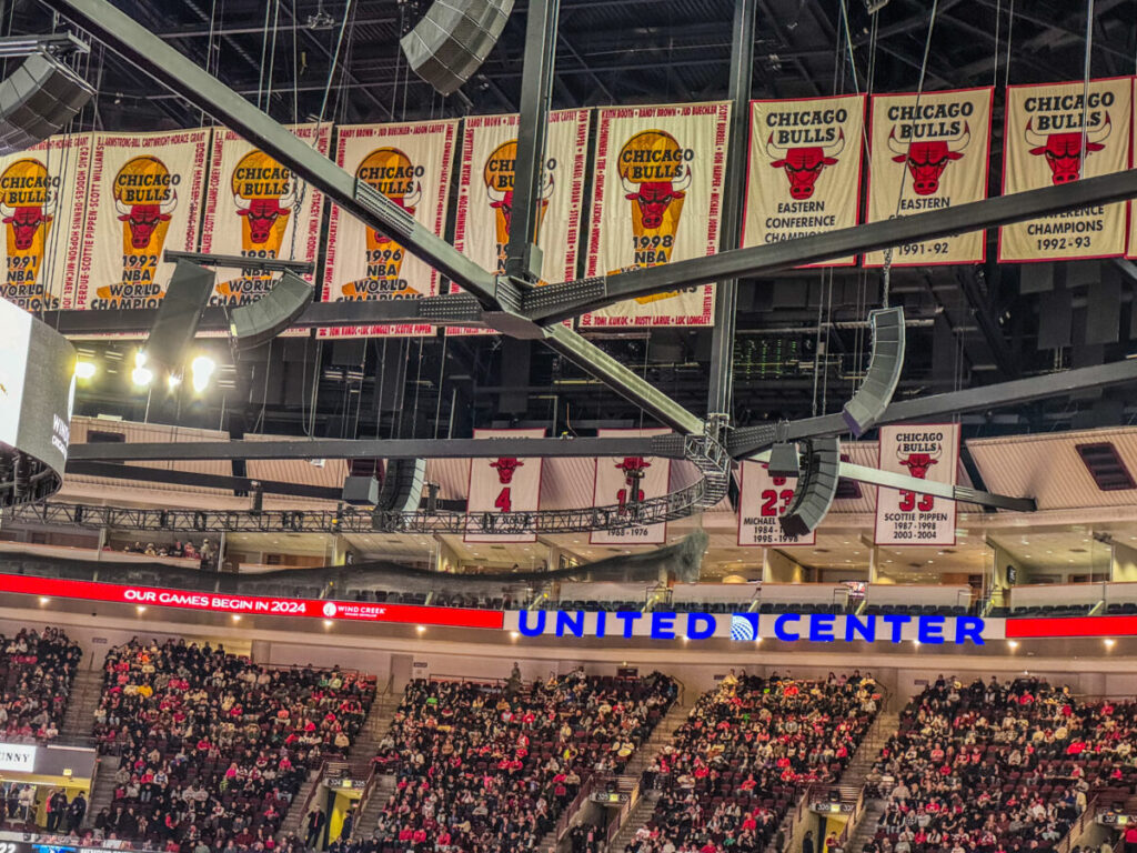 Dieses Bild zeigt eine Innenaufnahme des United Center Chicago bei einem Spiel der Chicago Bulls
