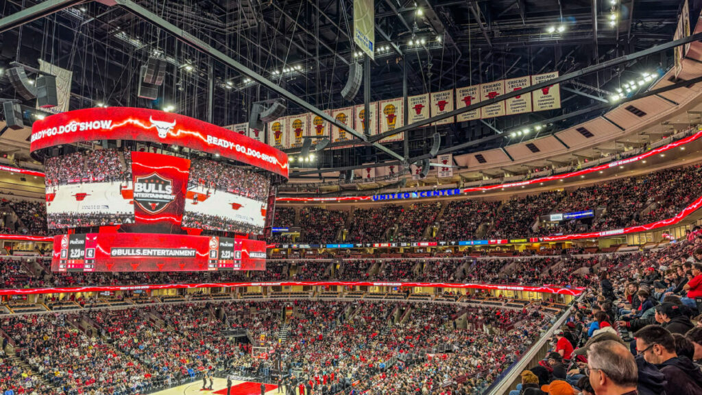 Dieses Bild zeigt eine Innenaufnahme des United Center Chicago bei einem Spiel der Chicago Bulls