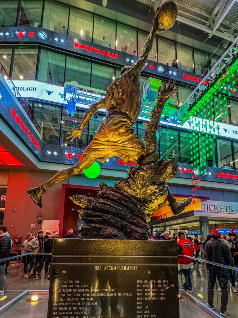 Dieses Bild zeig die Michael Jordan Statue "The Spirit" im Atrium des United Center Chicago