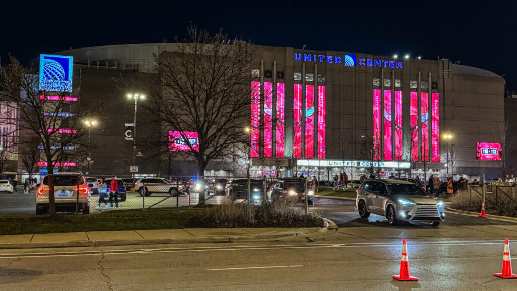 Dieses Bild zeigt das United Center Chicago von außen