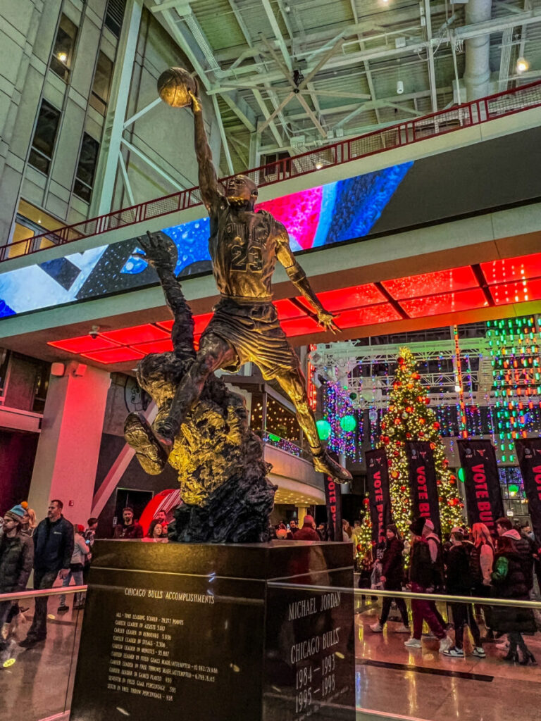 Dieses Bild zeig die Michael Jordan Statue "The Spirit" im Atrium des United Center Chicago