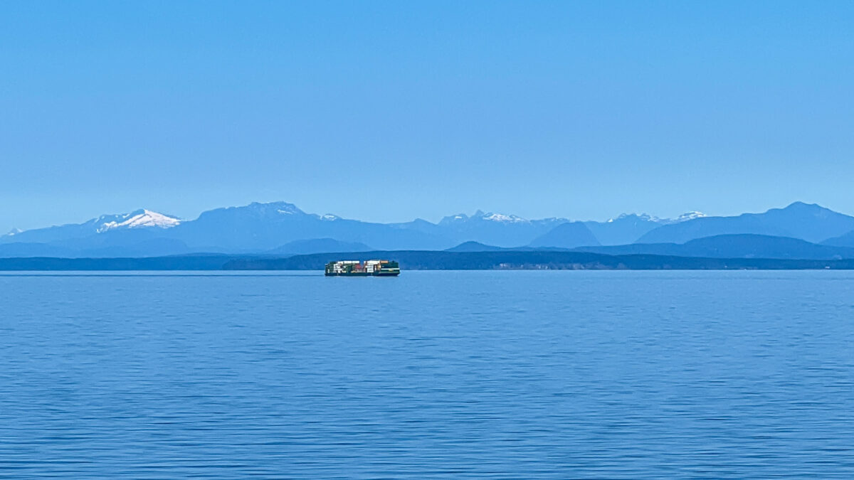 Dieses Bild zeigt die Fährfahrt von Powell River an der Sunshine Coast nach Comox auf Vancouver Island in British Columbia, Canada