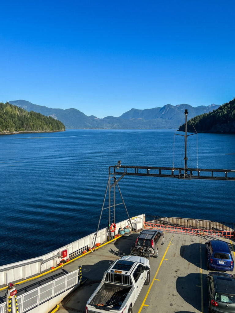 Dieses Bild zeigt die Fährfahrt von Earls Cove nach Saltery Bay mit BC Ferries an der Sunshine Coast in British Columbia, Canada