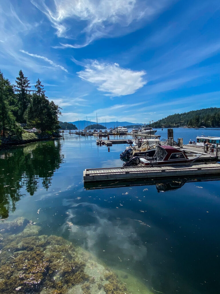 Dieses Bild zeigt die Fisherman's Marina  in Pender Harbour an der Sunshine Coast in British Columbia, Canada
