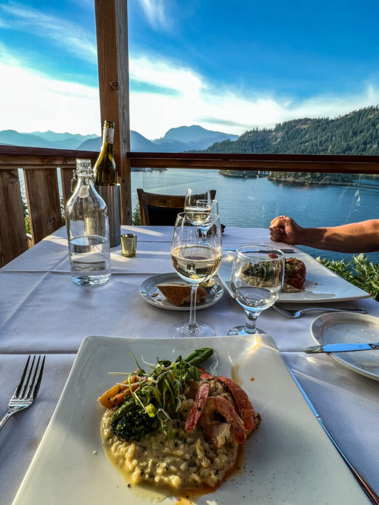 Dieses Bild zeigt das Inlets Restaurant in der West Coast Wilderness Lodge in Egmont an der Sunshine Coast in British Columbia, Canada