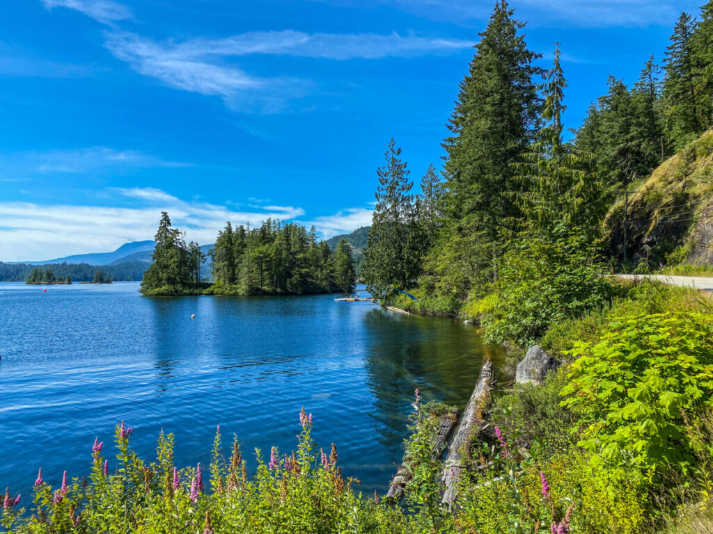 Dieses Bild zeigt den Ruby Lake an der Sunshine Coast in British Columbia, Canada
