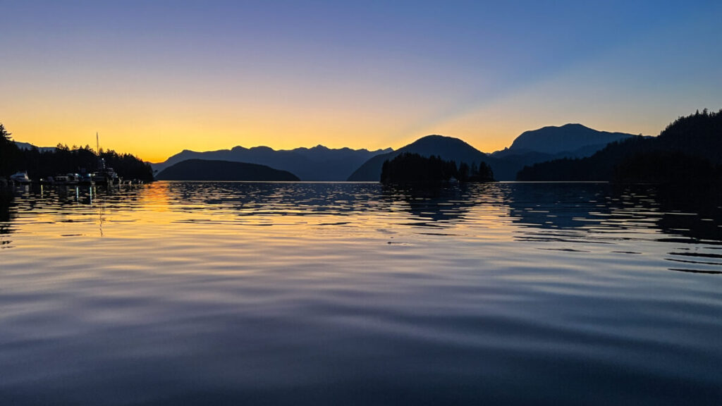 Dieses Bild zeigt den Sonnenuntergang am Sechelt Inlet an der Sunshine Coast in British Columbia