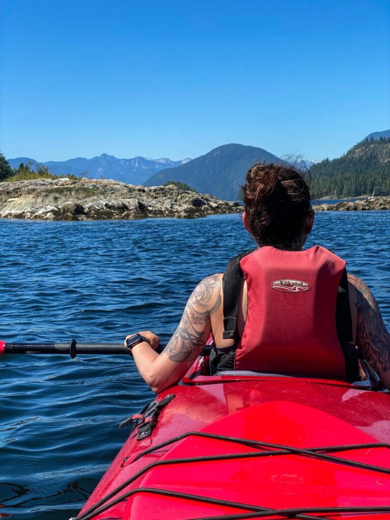 Dieses Bild zeigt Caro und Malte beim Kayakfahren auf dem Sechelt Inlet an der Sunshine Coast in British Columbia