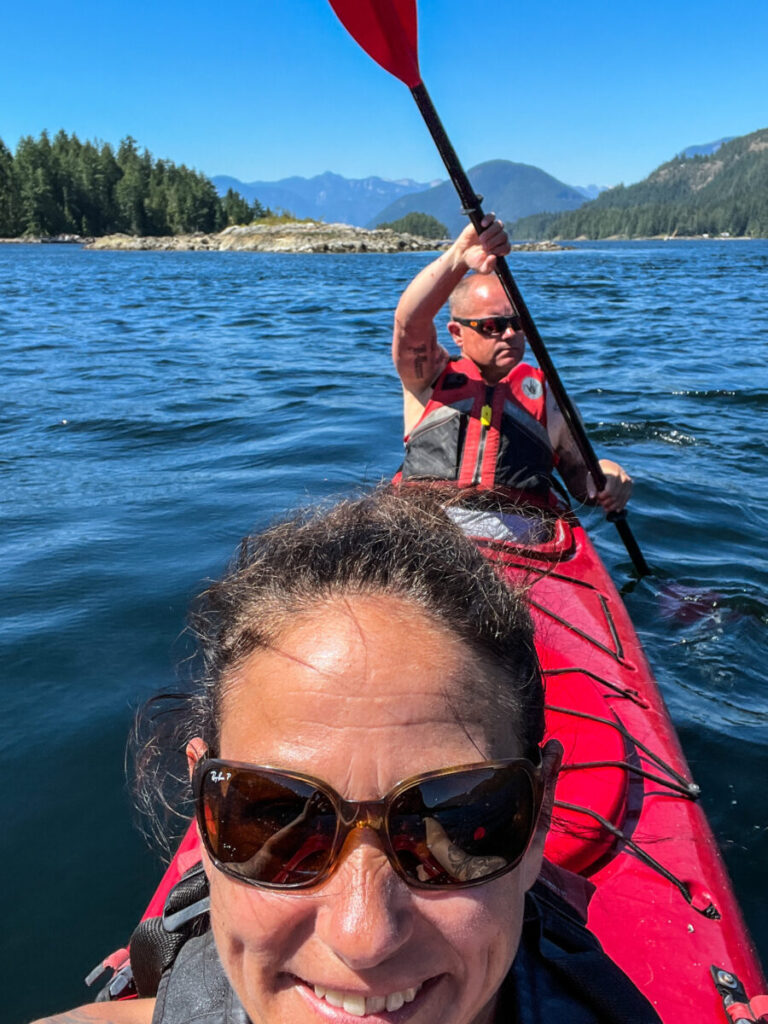 Dieses Bild zeigt Caro und Malte beim Kayakfahren auf dem Sechelt Inlet an der Sunshine Coast in British Columbia
