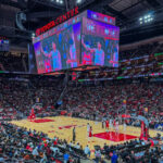 Dieses Bild zeigt das Toyota Center Houston bei einem NBA-Game der Rockets