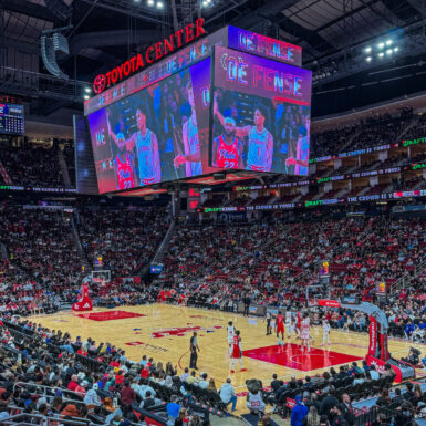 Dieses Bild zeigt das Toyota Center Houston bei einem NBA-Game der Rockets