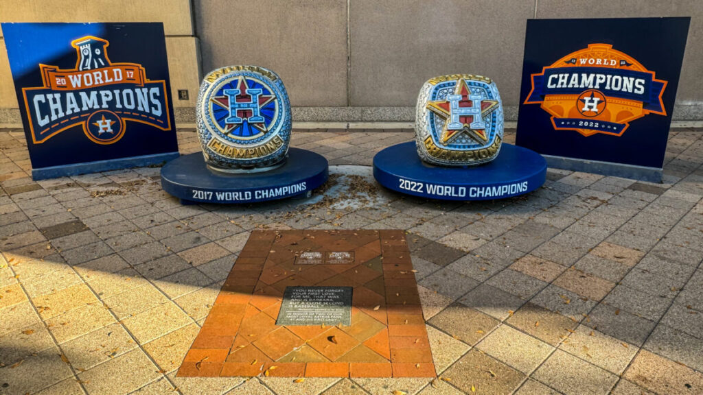 Dieses Bild zeigt die Denkmäler zu den World Series-Siegen der Houston Astros vorm Minute Maid Park.