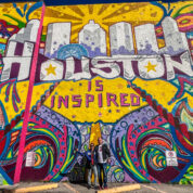 Dieses Bild zeigt Caro und Malte vor dem Houston is inspired-Mural in Downtown Houston