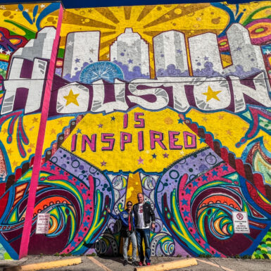 Dieses Bild zeigt Caro und Malte vor dem Houston is inspired-Mural in Downtown Houston