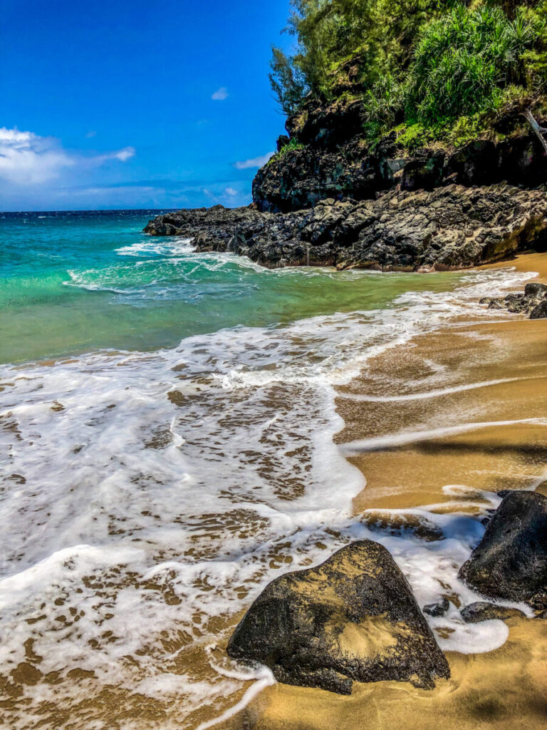 Das Bild zeigt den Hanakapi'ai Beach am Kalalau Trail auf Kauai, Hawaii