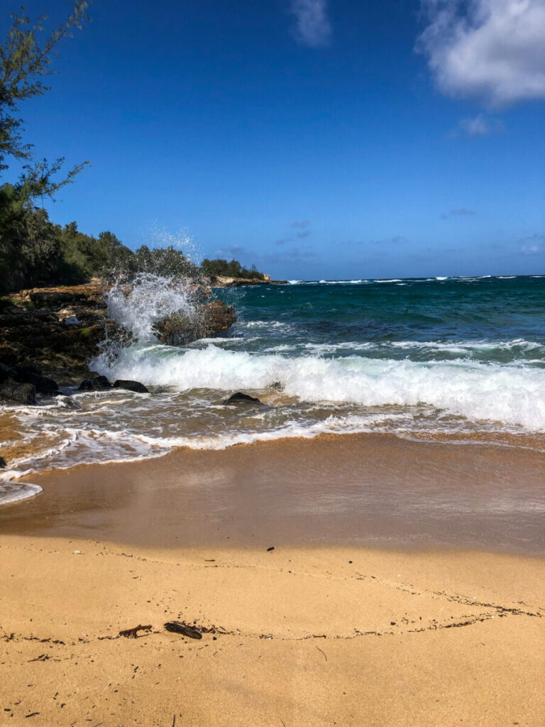 Dieses Bild zeigt die Kawailoa Bay am Mahaulepu Beach auf Kauai, Hawaii