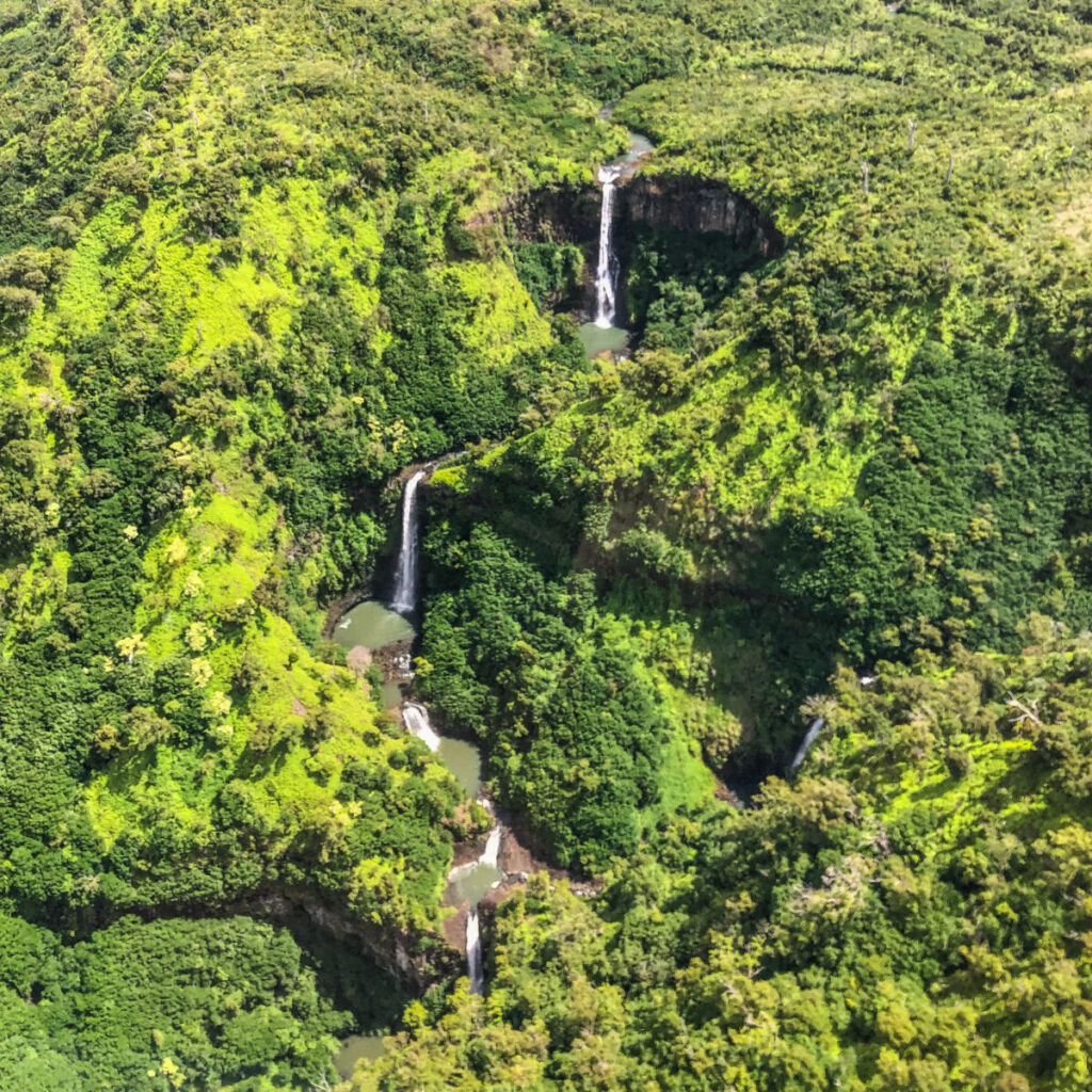 Dieses Bild zeigt hawaiianische Landschaft bei einem Helikopterflug über Kauai, Hawaii