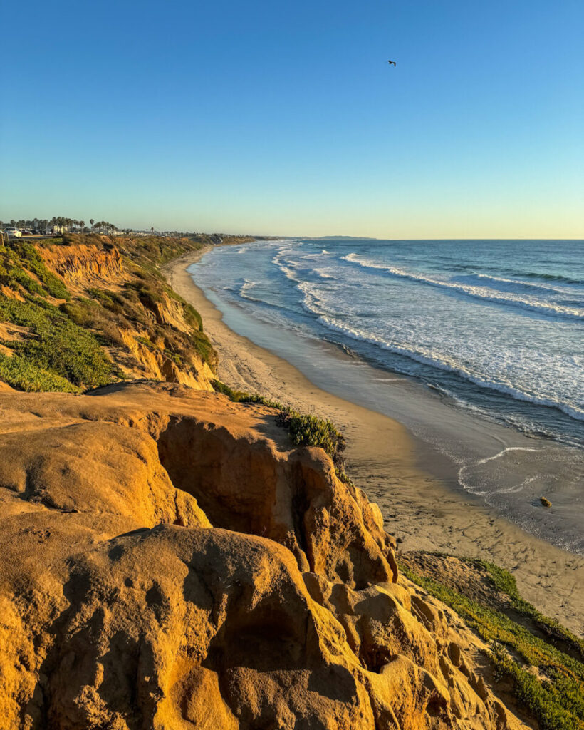 Dieses Bild zeigt den Terramar Beach in Carlsbad, Kalifornien