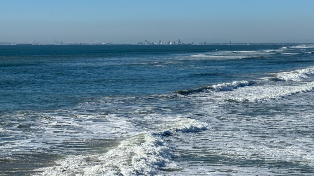 Dieses Bild zeigt den Blick auf Long Beach vom Pier am Huntington Beach südlich von Los Angeles