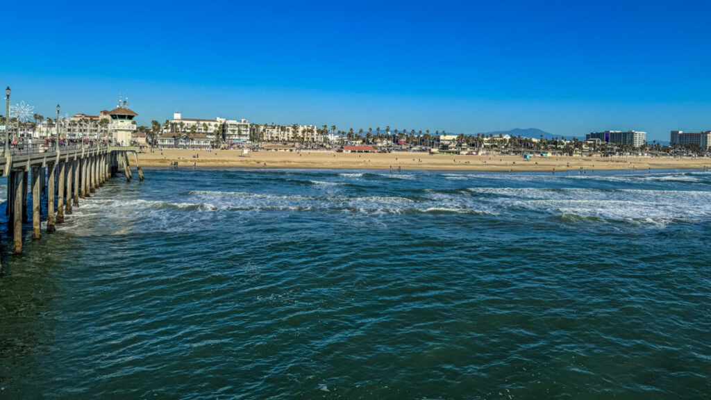 Dieses Bild zeigt die Pier am Huntington Beach südlich von Los Angeles