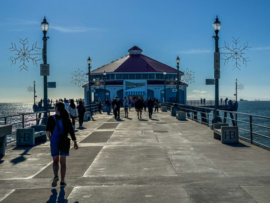 Dieses Bild zeigt die Pier am Huntington Beach südlich von Los Angeles