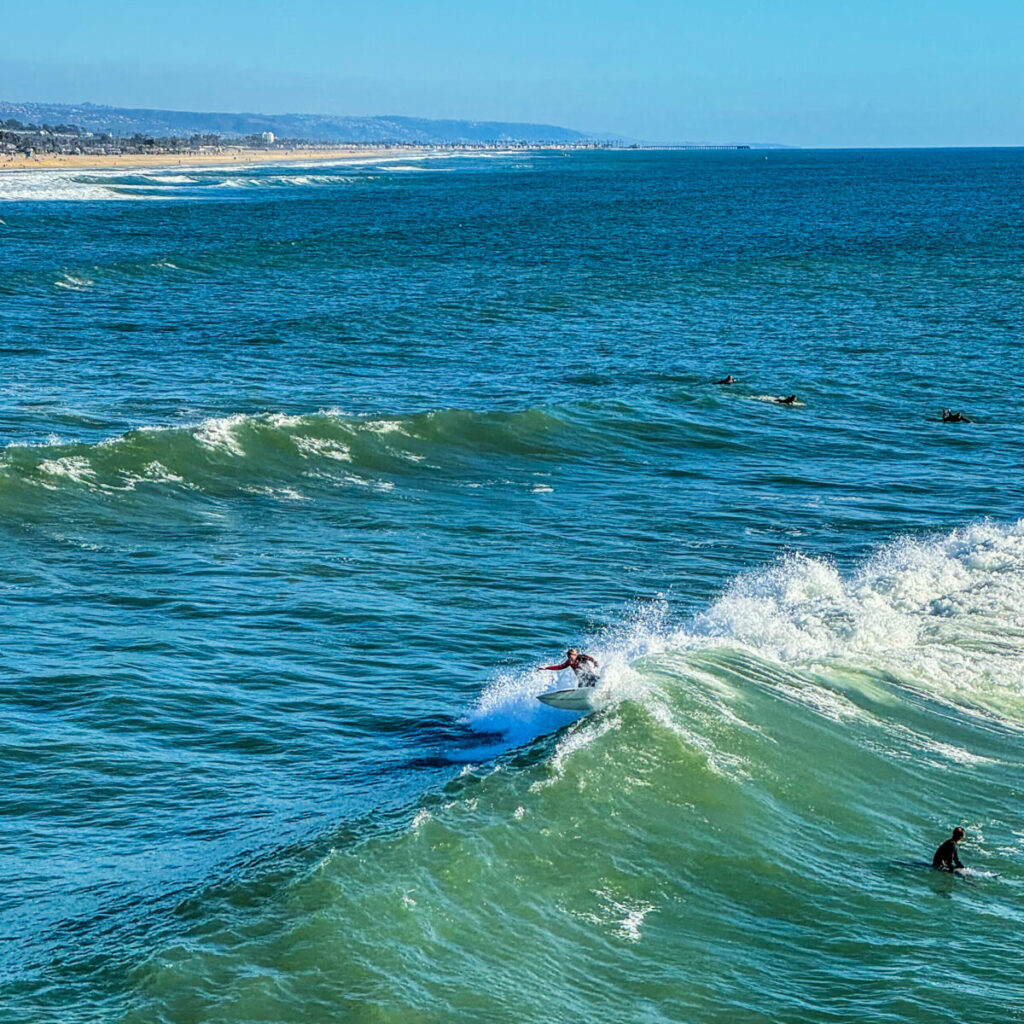 Dieses Bild zeigt Surfer am Huntington Beach südlich von Los Angeles