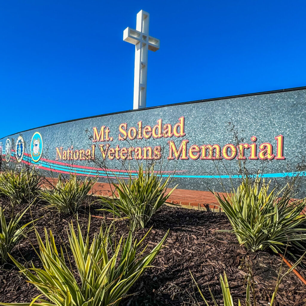 Dieses Bild zeigt das Mount Soledad National Veterans Memorial in San Diego