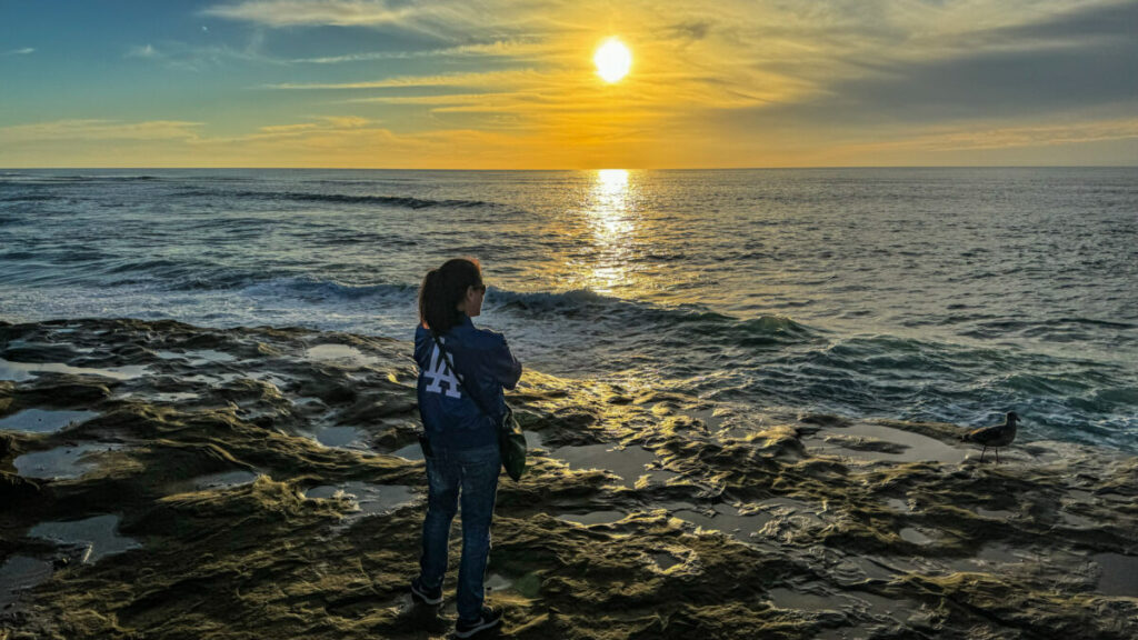 Dieses Bild zeigt Caro bei Sonnenuntergang an den Sunset Cliffs San Diego