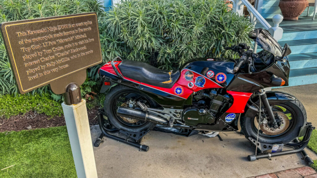 Dieses Bild zeigt das Motorrad vorm Top Gun-Haus in Oceanside, CA 