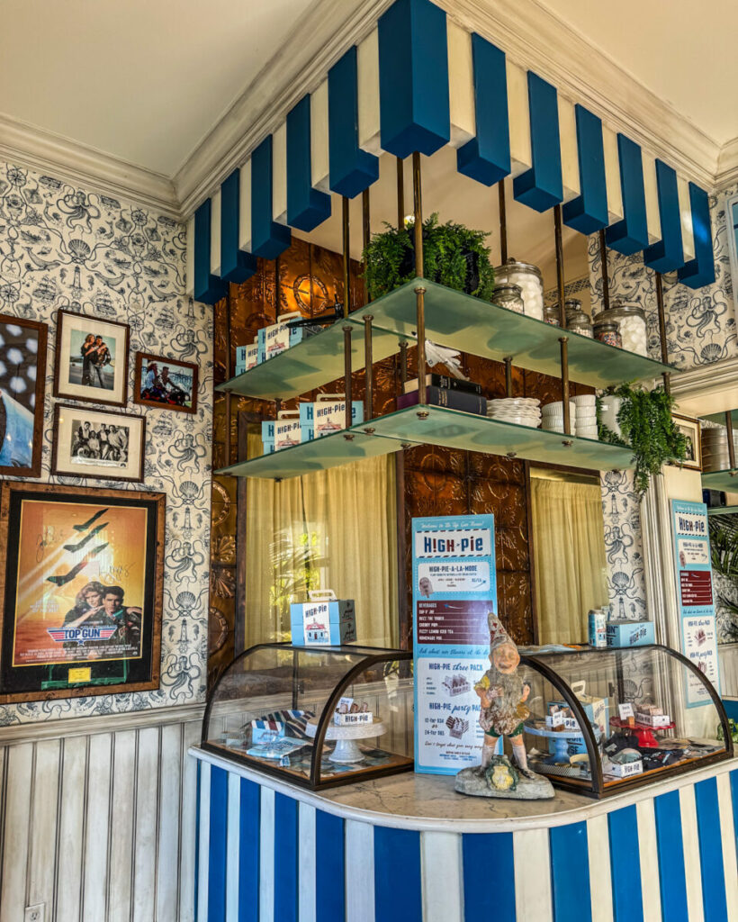 Dieses Bild zeigt das High Pie Cafe im Top Gun-Haus in Oceanside, CA 