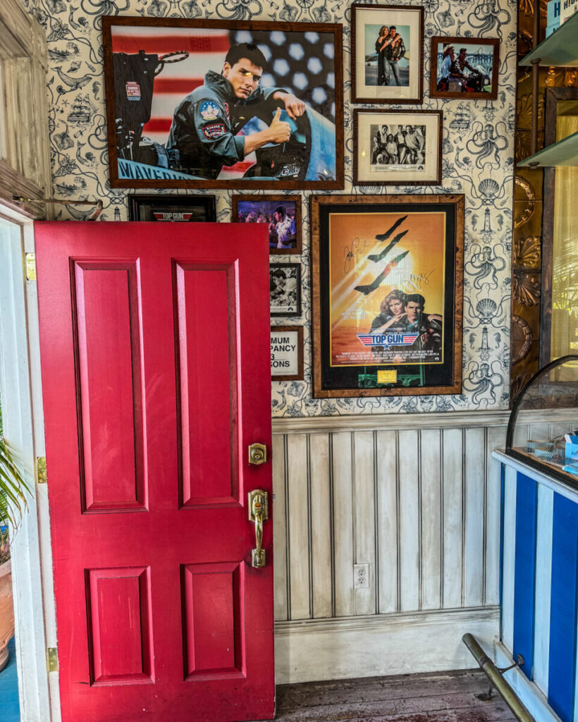 Dieses Bild zeigt das High Pie Cafe im Top Gun-Haus in Oceanside, CA 